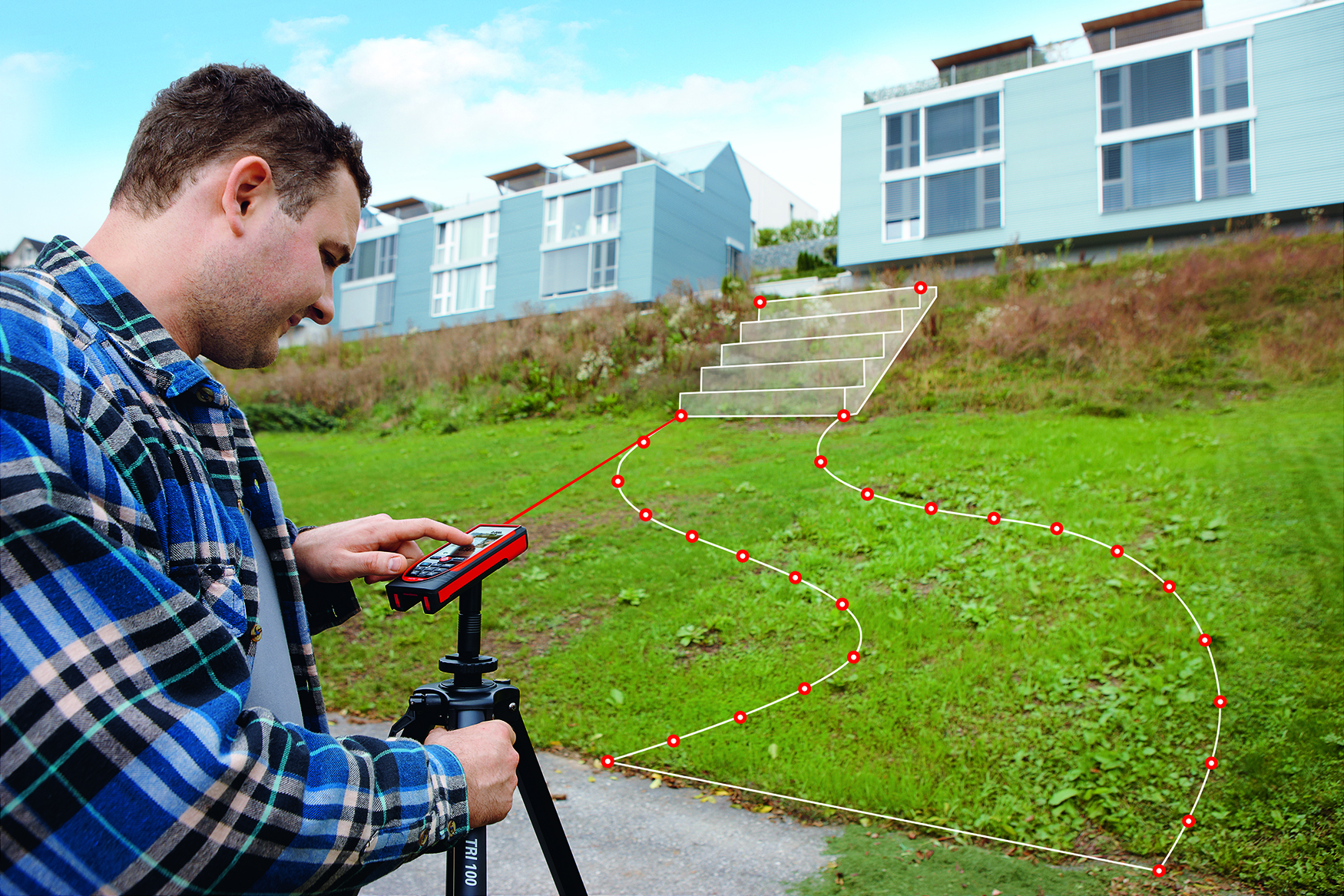 Un uomo utilizza il misuratore laser Leica DISTO S910 e la funzione P2P per misurare il corso futuro di un sentiero dai passi