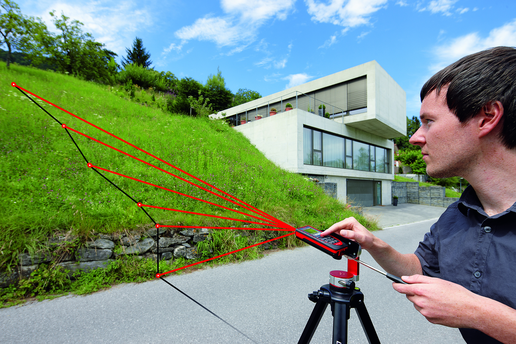 Un hombre utiliza el medidor láser Leica DISTO D510 para medir un perfil de altura