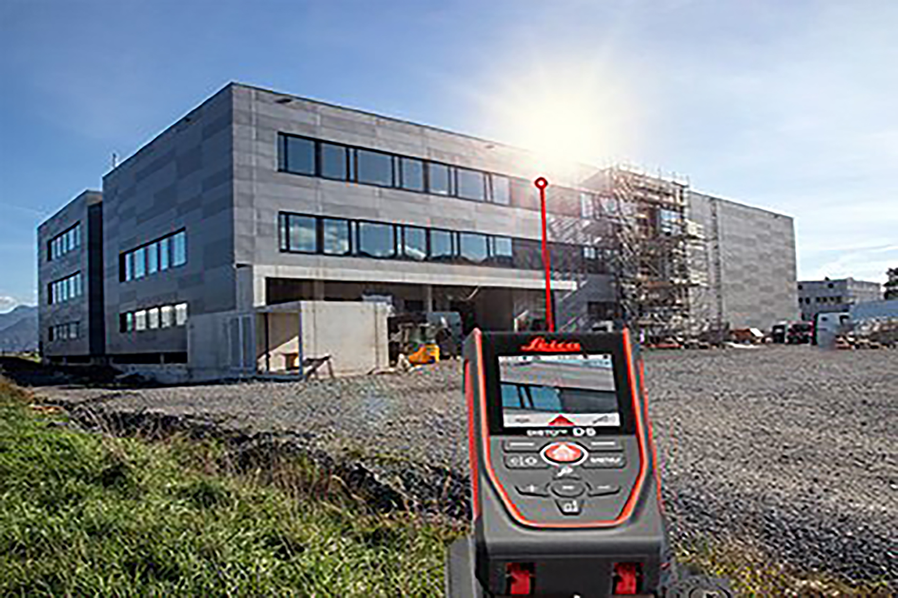 Puntamento del profilo superiore di un edificio con lo strumento Leica DISTO D510. Il target viene visualizzato sul display del mirino del misuratore laser.  
