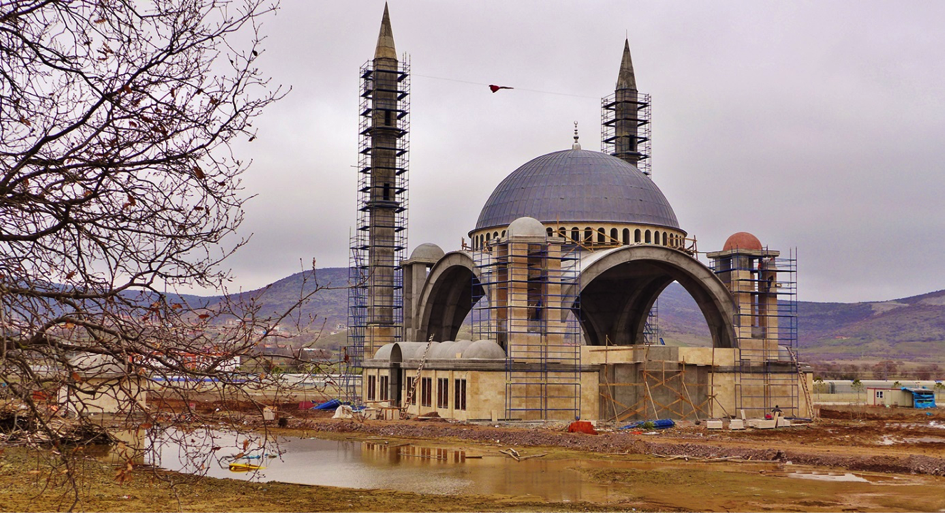 Leica 3D Disto al lado de una mezquita en Turquía