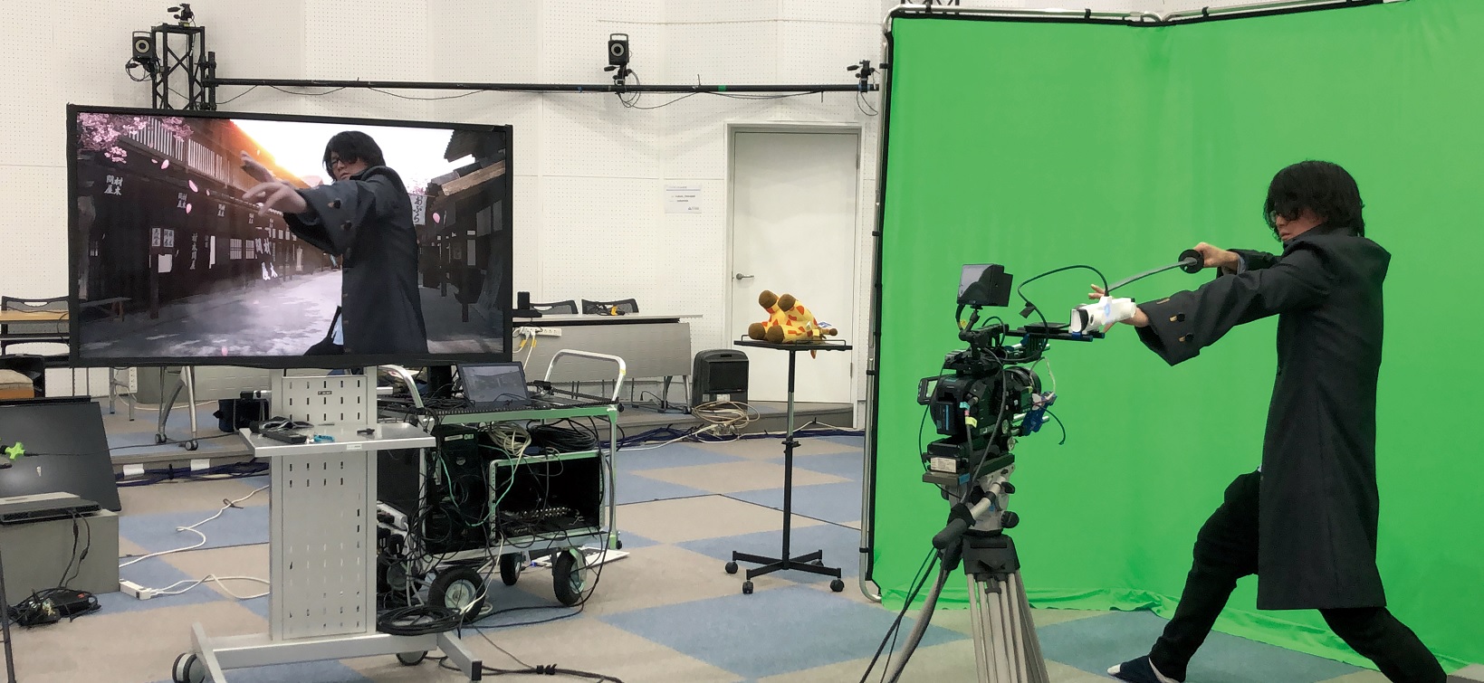 「LiveZ studio」は、実際のカメラの動きとバーチャル空間内に存在するカメラの動きを連動させる 俳優はモニター画面で合成された画像を見ながら動きをチェックできる