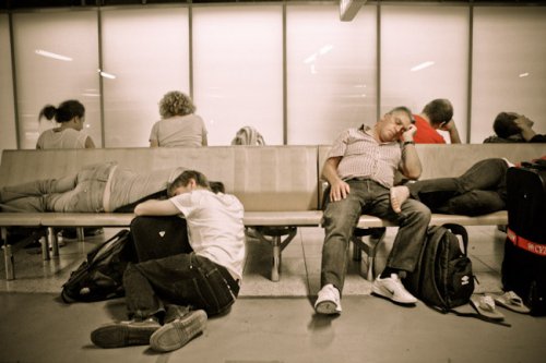 Dormire su una panchina in un aeroporto