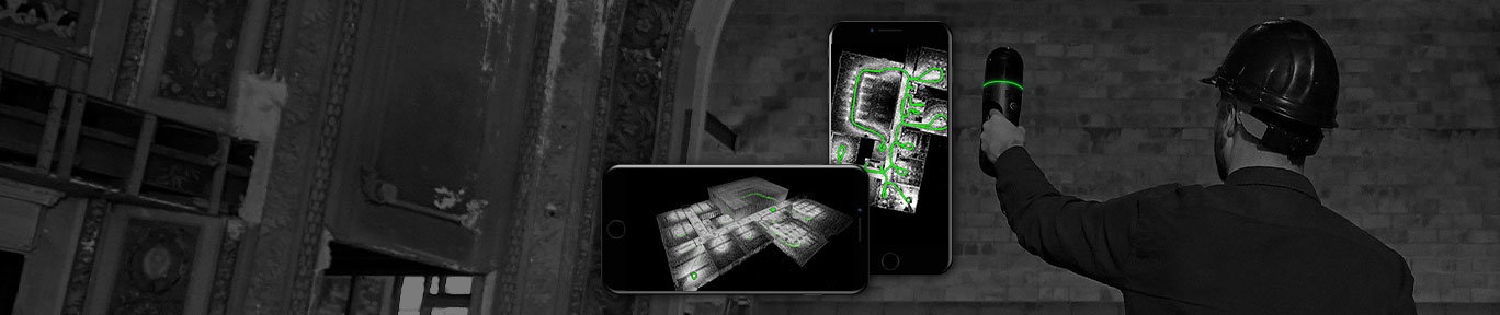 Ein Mann, der mit dem BLK2GO einen Raum scannt. Das iPhone zeigt Daten in der BLK Live App.