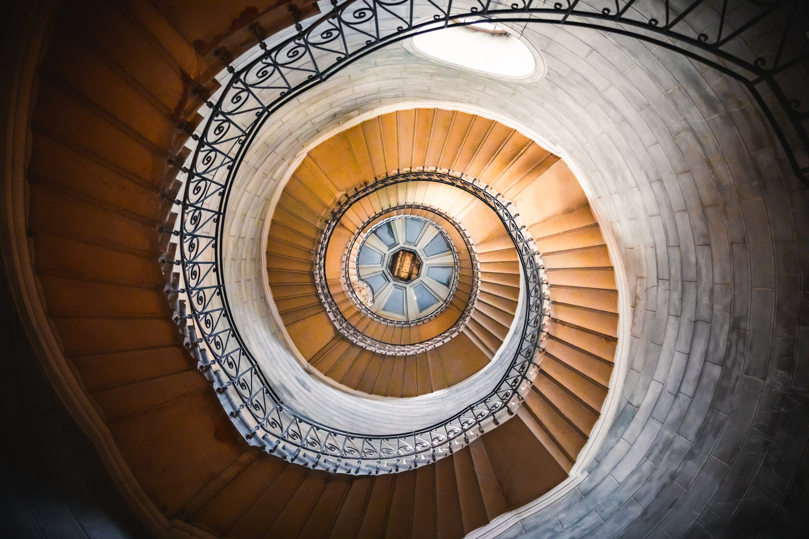imagem padrão de uma escada em espiral tirada de uma vista aérea