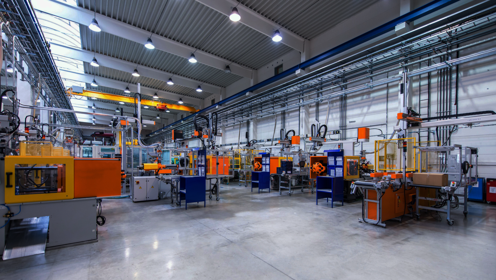 Moderne fabriek met robots en machines die industriële kunststof onderdelen en accessoires produceren.